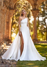 Load image into Gallery viewer, Pronovias "Nora"