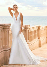 Load image into Gallery viewer, Pronovias &quot;Iona&quot;
