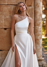 Load image into Gallery viewer, Pronovias &quot;Nora&quot;
